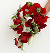 Bouquet confeccionado com rosas importadas na cor lilás e fita de cetim lilás.