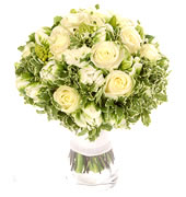 Rosas Brancas Nacionais, Angélicas e Alstroemérias importadas compõe este lindo bouquet com acabamento em cetim.