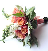 Rosas nacionais Champagne e folhagens compões este lindo bouquet com acabamento em cetim e pérola.