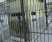 Controle de acesso de pessoas com o portão principal e o segundo portão
